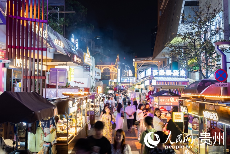 6月21日，夜幕下人頭攢動的貴陽市太平路街區(qū)。人民網(wǎng)記者 涂敏攝