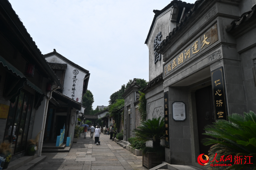 運(yùn)河邊的老建筑被完好保存下來(lái)。人民網(wǎng)記者 張麗瑋攝