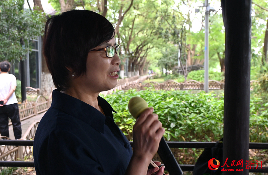 面向運(yùn)河，任國(guó)萍放聲歌唱。人民網(wǎng)記者 張麗瑋