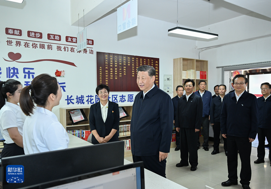 2024年6月19日下午，習(xí)近平在寧夏銀川市金鳳區(qū)長城花園社區(qū)黨群服務(wù)中心便民服務(wù)廳了解社區(qū)開展便民惠民服務(wù)等情況。新華社記者 謝環(huán)馳 攝