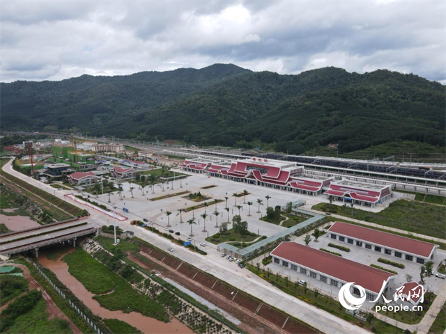 航拍云南磨憨口岸。 人民網(wǎng)記者 符皓攝