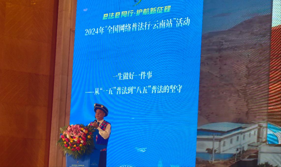 李學(xué)平分享普法的故事。人民網(wǎng)記者 孝金波攝