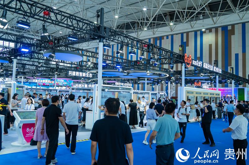 2、2024數(shù)博會共吸引400余家展商參展。人民網 陽茜攝.jpg