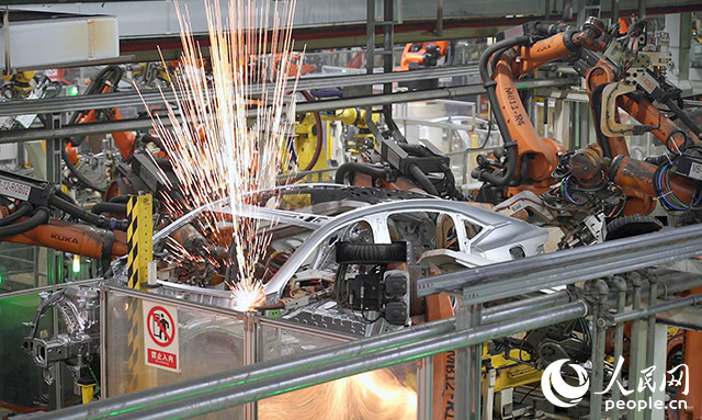長(zhǎng)安汽車兩江工廠，機(jī)械臂正在工作。人民網(wǎng)記者 劉祎攝