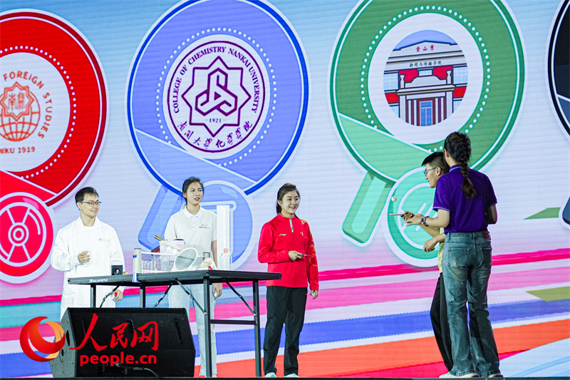 陳夢(mèng)與南開學(xué)子互動(dòng)。人民網(wǎng)記者 于凱攝