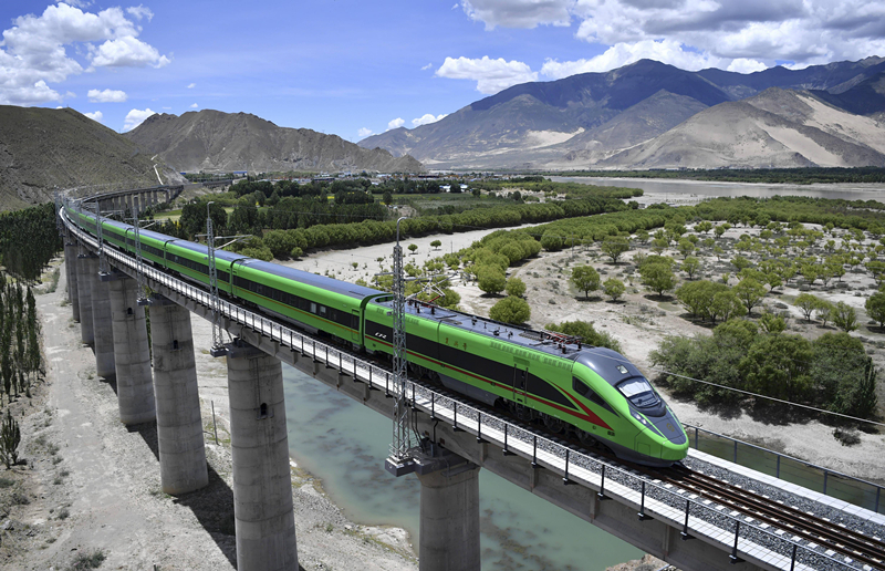 2022年6月22日，復(fù)興號(hào)列車行駛在西藏山南境內(nèi)。