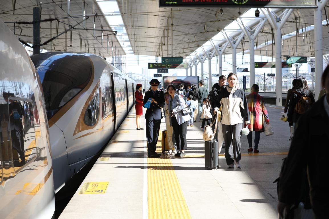 旅客在站臺準備乘車。受訪方供圖