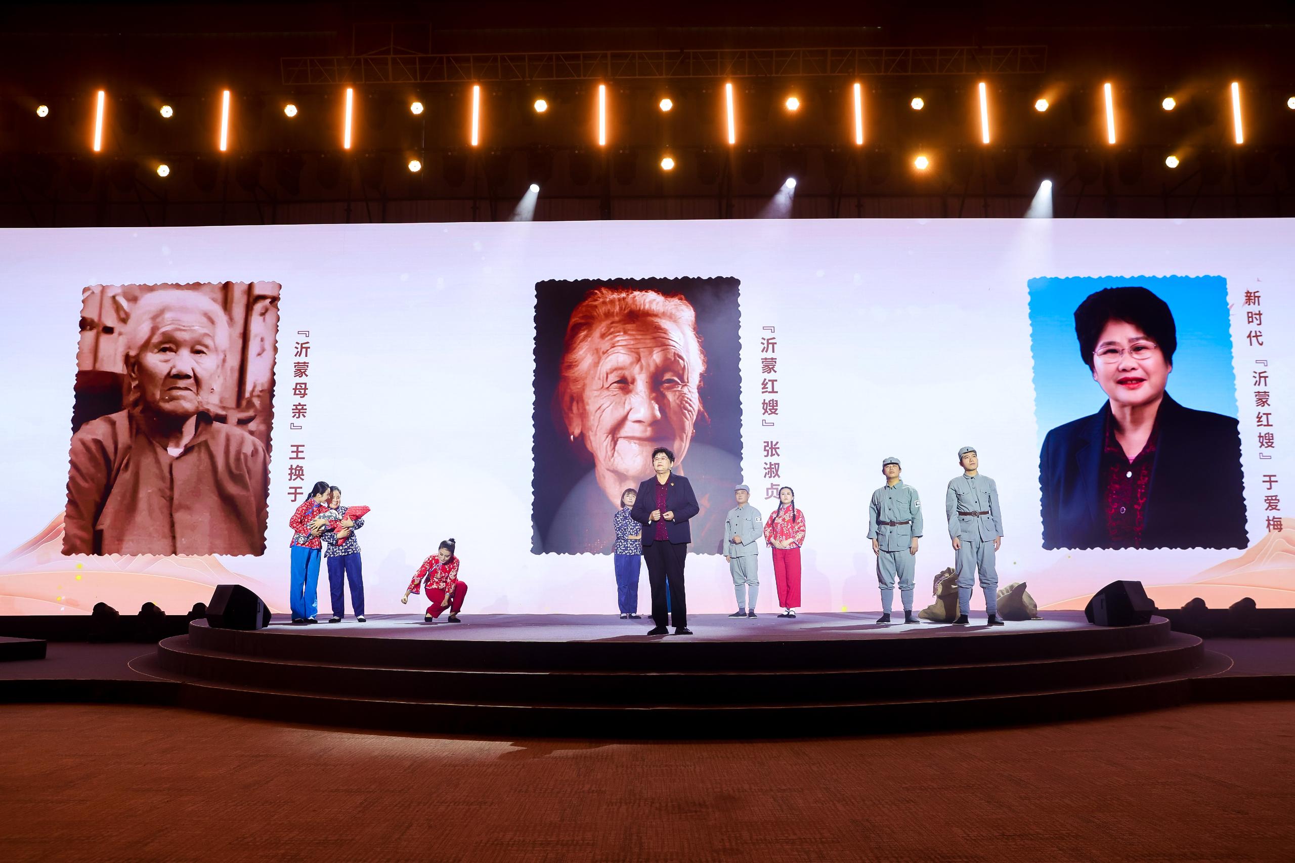 “何以中國(guó)·弦歌不輟”網(wǎng)絡(luò)主題活動(dòng)現(xiàn)場(chǎng)，于愛(ài)梅講述“沂蒙紅嫂”的故事。人民視頻供圖。