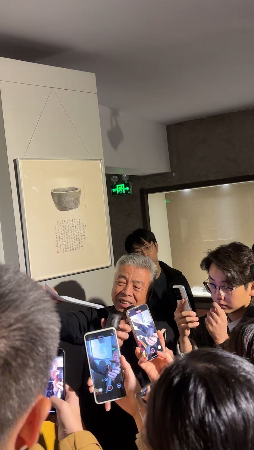 黑陶邢文化博物館館長(zhǎng)邢葆東展示兩張相疊的A4紙，向記者解釋此為杯口的厚度。