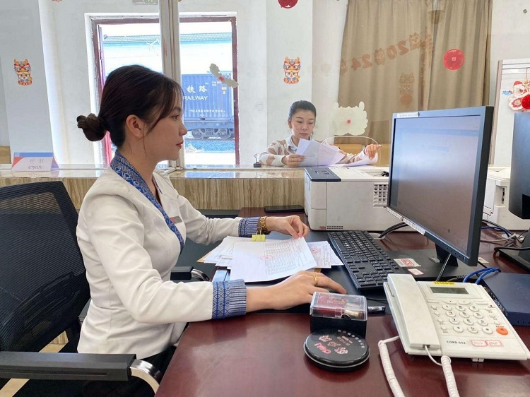 春節(jié)期間，中老鐵路員工堅(jiān)守崗位，保障鐵路運(yùn)行安全、暢通。李加勇攝