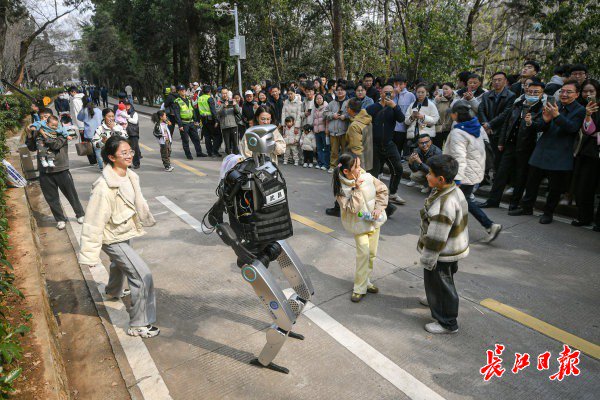 “智警小珞”人形機器人和小朋友們斗舞。長江日報記者史偉 攝