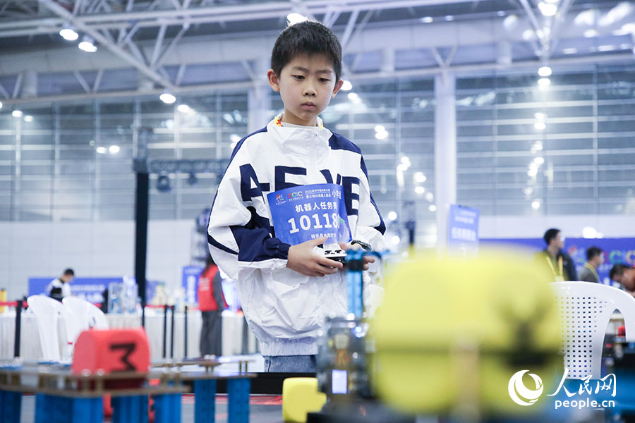 參加2025數(shù)字中國(guó)創(chuàng)新大賽青少年AI機(jī)器人賽道決賽的小選手。人民網(wǎng)記者 焦艷攝