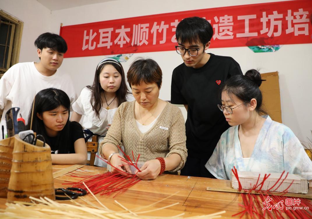 直播助農(nóng)、健康義診、扮靚街巷……青年學(xué)子暑期返鄉(xiāng)服務(wù)桑梓