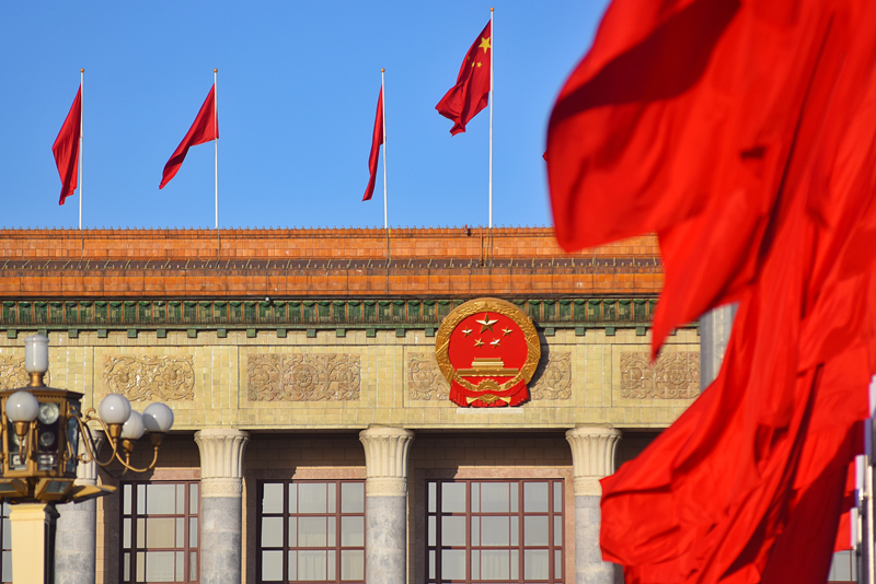 2024年3月8日，北京上空現(xiàn)“兩會藍”，人民大會堂前紅旗飄揚。