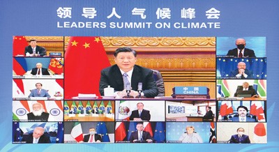 2021年4月22日晚，應(yīng)美國總統(tǒng)拜登邀請(qǐng)，國家主席習(xí)近平在北京以視頻方式出席領(lǐng)導(dǎo)人氣候峰會(huì)，并發(fā)表題為《共同構(gòu)建人與自然生命共同體》的重要講話。新華社記者 李 響攝