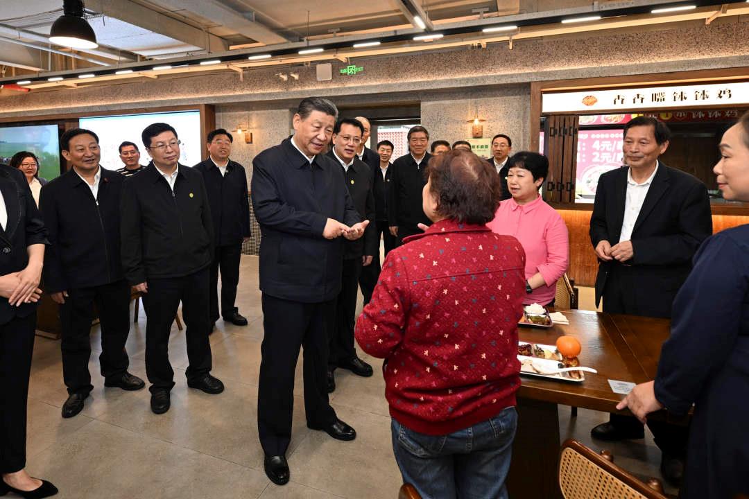 △2024年4月22日，習(xí)近平總書記來到重慶九龍坡區(qū)謝家灣街道民主村社區(qū)考察。