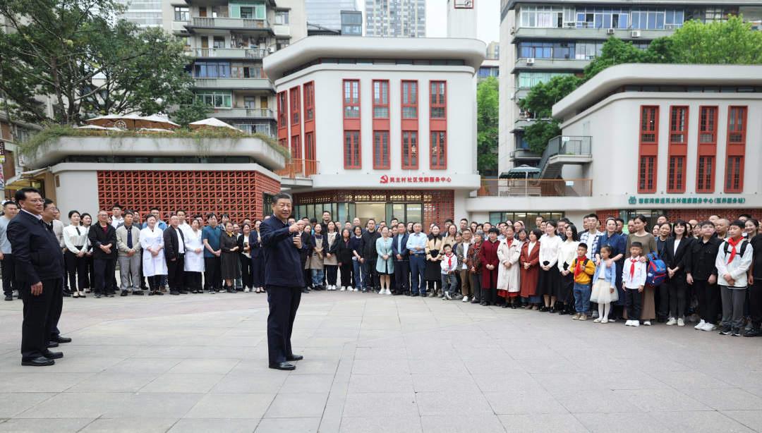 △2024年4月22日，習(xí)近平總書記來到重慶九龍坡區(qū)謝家灣街道民主村社區(qū)考察。