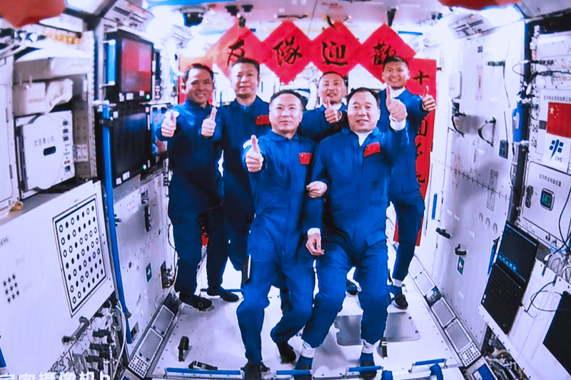2023年5月30日，在北京航天飛行控制中心拍攝的神舟十五號(hào)航天員乘組與神舟十六號(hào)航天員乘組拍下“全家?！钡漠?huà)面。