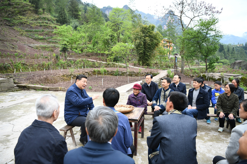 2019年4月15日至17日，中共中央總書記、國家主席、中央軍委主席習近平在重慶考察，并主持召開解決“兩不愁三保障”突出問題座談會。這是4月15日下午，習近平在石柱土家族自治縣中益鄉(xiāng)華溪村同村民代表、基層干部、扶貧干部、鄉(xiāng)村醫(yī)生等圍坐在一起，共話脫貧攻堅。新華社記者 謝環(huán)馳 攝