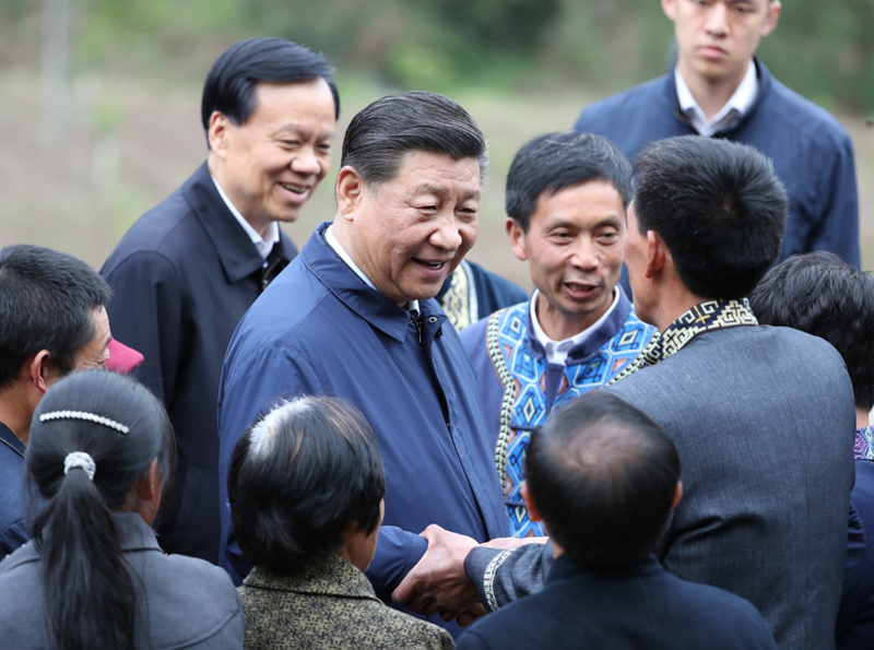 2019年4月15日至17日，中共中央總書記、國家主席、中央軍委主席習近平在重慶考察，并主持召開解決“兩不愁三保障”突出問題座談會。這是4月15日下午，習近平在石柱土家族自治縣中益鄉(xiāng)華溪村同村民親切交流。新華社記者 丁海濤 攝