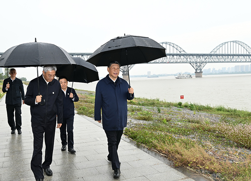 2023年10月10日至13日，中共中央總書記、國家主席、中央軍委主席習近平在江西考察。這是10日下午，習近平在長江國家文化公園九江城區(qū)段考察時，冒雨沿江堤步行察看沿岸風貌。新華社記者 謝環(huán)馳 攝