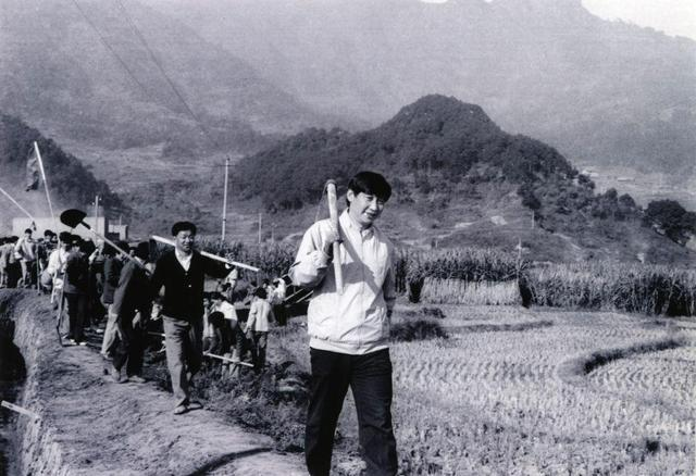 1989年12月2日，時(shí)任中共寧德地委書(shū)記的習(xí)近平帶領(lǐng)地直機(jī)關(guān)千余名干部到寧德縣南漈水利工地參加清溝排障修整水渠勞動(dòng)。新華社發(fā)
