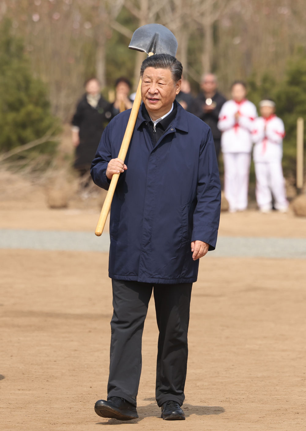 2024年4月3日，黨和國(guó)家領(lǐng)導(dǎo)人習(xí)近平、李強(qiáng)、趙樂(lè)際、王滬寧、蔡奇、丁薛祥、李希、韓正等來(lái)到北京市通州區(qū)潞城鎮(zhèn)參加首都義務(wù)植樹(shù)活動(dòng)。這是習(xí)近平扛起鐵鍬走向植樹(shù)地點(diǎn)。新華社記者 龐興雷 攝