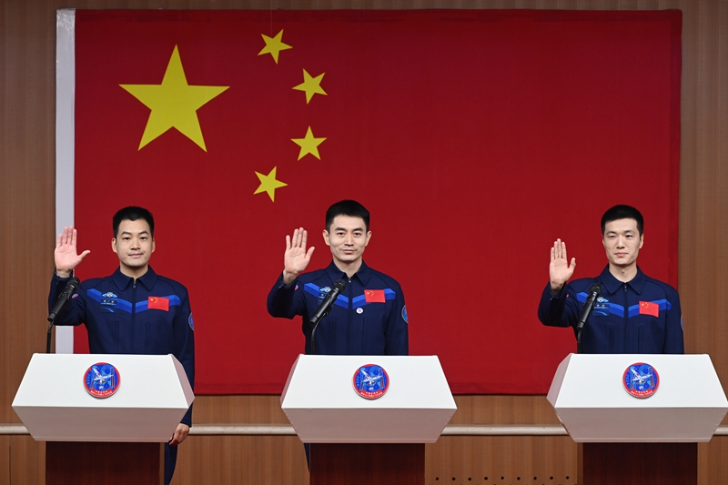 2024年月24日，神舟十八號載人飛行任務航天員葉光富（中）、李聰（右）、李廣蘇在酒泉衛(wèi)星發(fā)射中心問天閣與媒體記者集體見面。