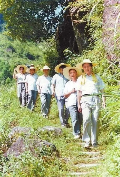 1989年7月，習(xí)近平在壽寧縣山村。