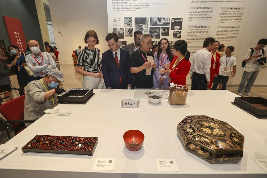 2023年5月28日，北京，推光漆器匠人為駐華使節(jié)展示技藝。