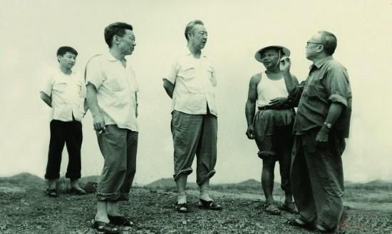 1978年8月，習(xí)仲勛（左三）在廣東惠陽(yáng)農(nóng)村調(diào)研。在清華大學(xué)讀書(shū)的習(xí)近平（左一）利用暑假時(shí)間參加社會(huì)實(shí)踐，隨同父親一起下鄉(xiāng)。
