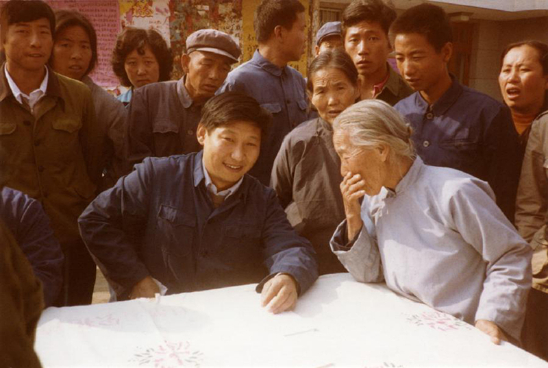 1983年，時(shí)任河北正定縣委書(shū)記的習(xí)近平（前排居中），臨時(shí)在大街上擺桌子聽(tīng)取老百姓意見(jiàn)。