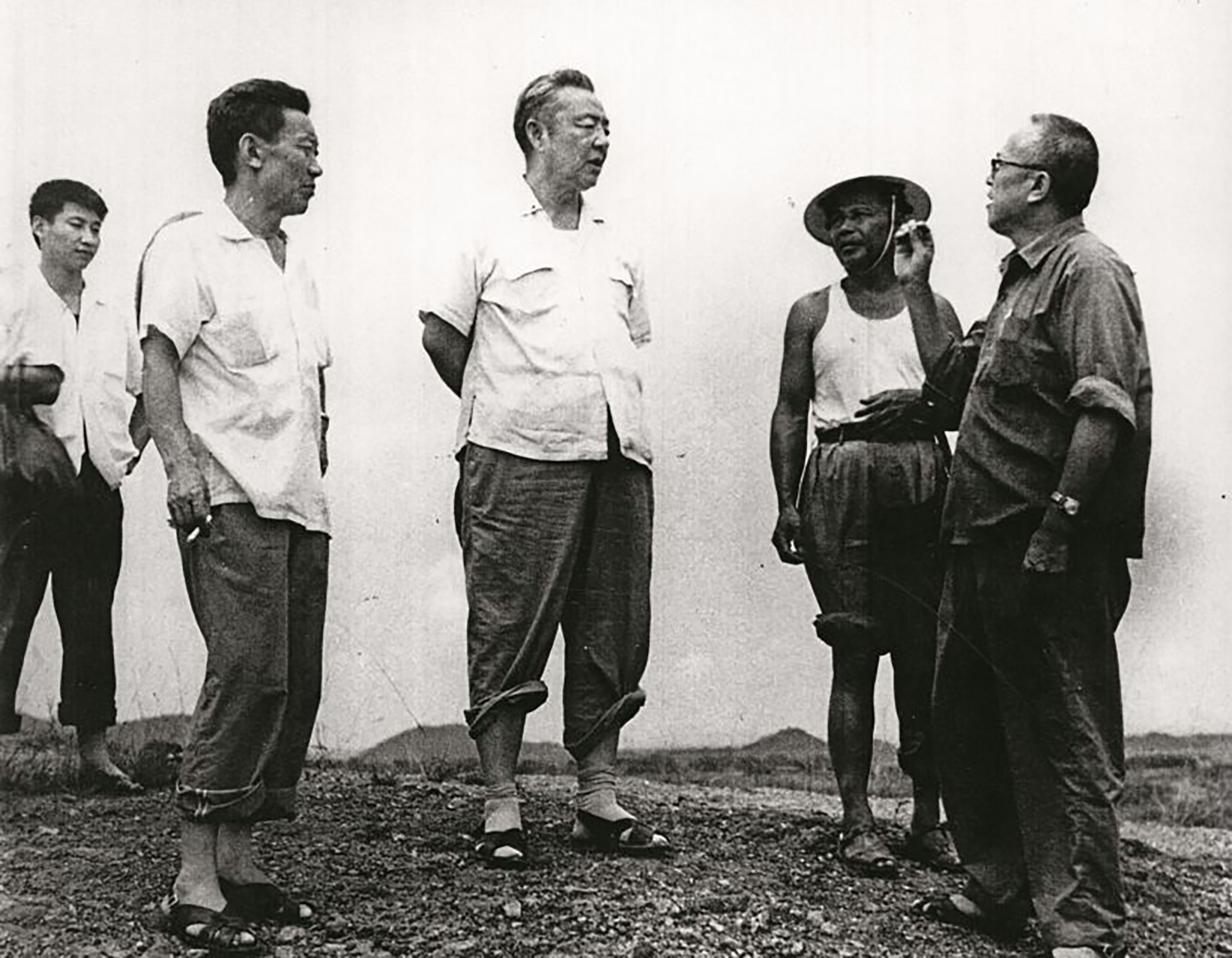1978年8月5日，習(xí)仲勛（中）在廣東惠陽(yáng)地區(qū)調(diào)研。左二為廣東省委農(nóng)村工作部副部長(zhǎng)杜瑞芝，右一為惠陽(yáng)地委書(shū)記李富林。 左一為當(dāng)時(shí)正在清華大學(xué)暑期的習(xí)近平。
