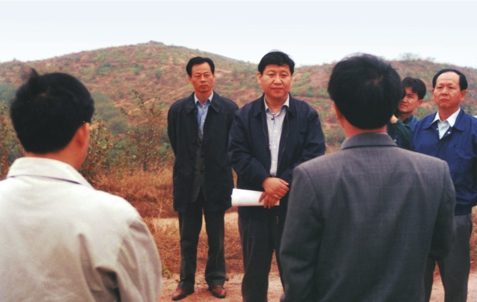 1999年11月，習(xí)近平在龍巖市長汀縣河田水土流失治理區(qū)調(diào)研。圖源：《習(xí)近平在福建（下）》