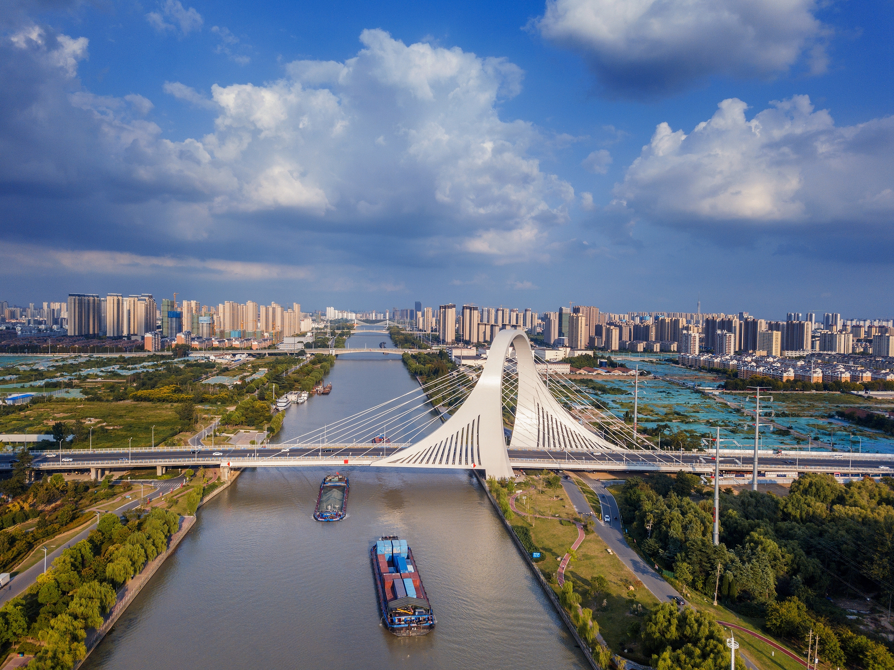 2022年9月12日，幾艘船舶行駛在江蘇淮安運河大橋附近。