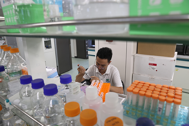 在三亞崖州灣科技城，一名青年科技工作者正在進(jìn)行科研工作。