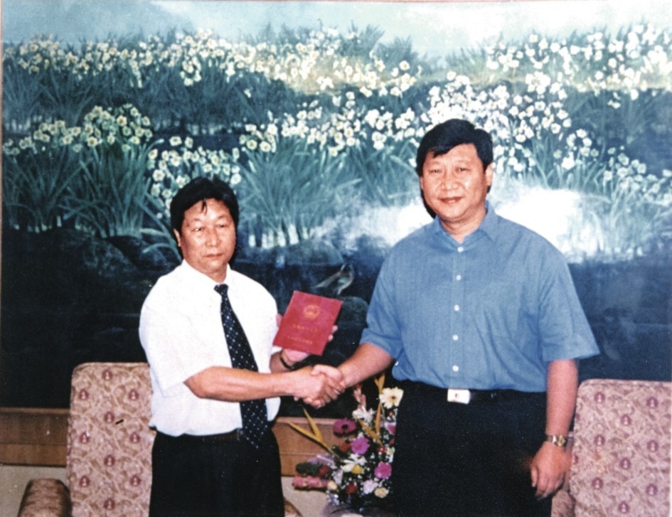 2000年7月，習近平為福建農(nóng)林大學教授林占熺頒發(fā)福建省政府“一等功”榮譽證書。圖源：《習近平在福建》（下）