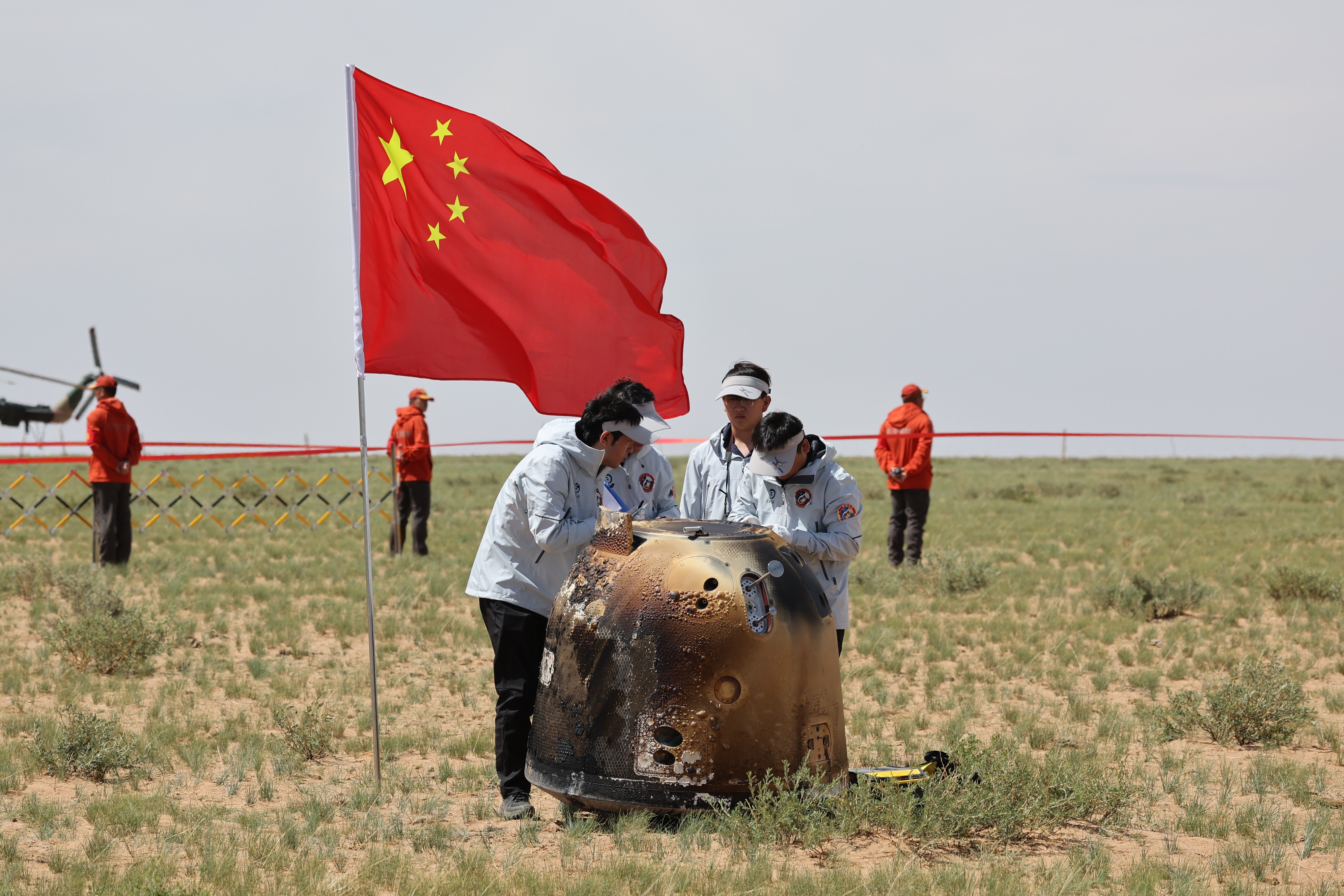 6月25日拍攝的嫦娥六號返回器回收現(xiàn)場。