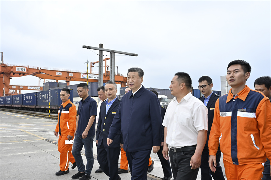 2024年4月22日至24日，中共中央總書記、國家主席、中央軍委主席習近平在重慶考察。這是22日下午，習近平在重慶國際物流樞紐園區(qū)重慶鐵路集裝箱中心站，同貨車司機、列車司機、裝卸工人、場站管理人員等親切交流。新華社記者 岳月偉 攝