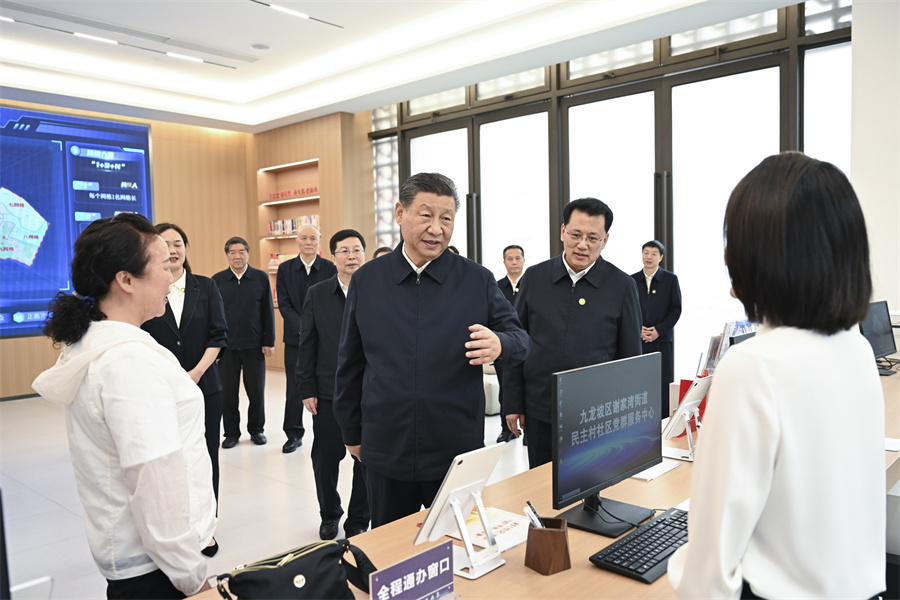 2024年4月22日至24日，中共中央總書記、國家主席、中央軍委主席習近平在重慶考察。這是22日下午，習近平在九龍坡區(qū)謝家灣街道民主村社區(qū)考察。新華社記者 謝環(huán)馳 攝