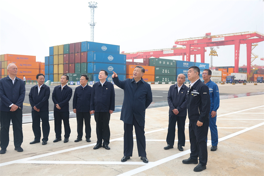 2024年5月22日至24日，中共中央總書記、國家主席、中央軍委主席習近平在山東考察。這是22日下午，習近平在日照港察看全自動化集裝箱碼頭作業(yè)場景。新華社記者 鞠鵬 攝