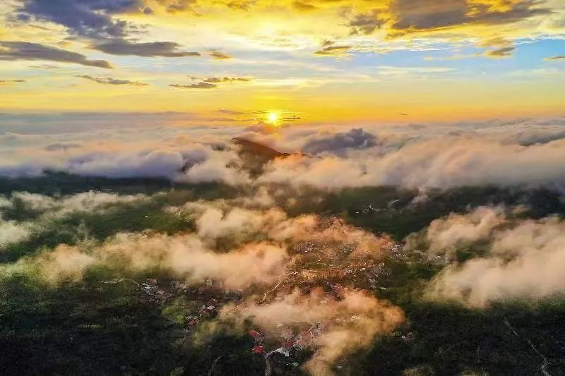 圖為云霧繚繞的軍營村，群山盡翠，紅瓦掩映。廈門市委宣傳部供圖