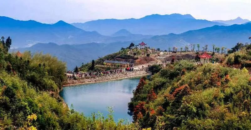 圖為游客們到軍營村七彩池欣賞美景。廈門市委宣傳部供圖