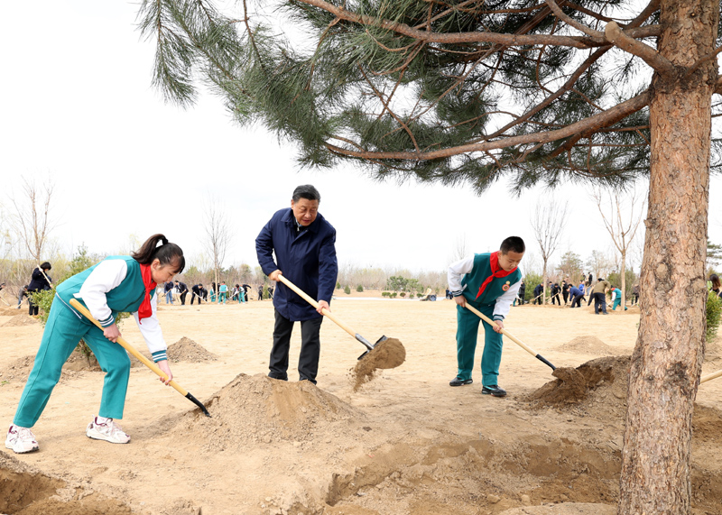 2022年3月，習近平總書記來到北京市大興區(qū)黃村鎮(zhèn)參加首都義務植樹活動，同大家一起植樹。新華社記者 黃敬文 攝
