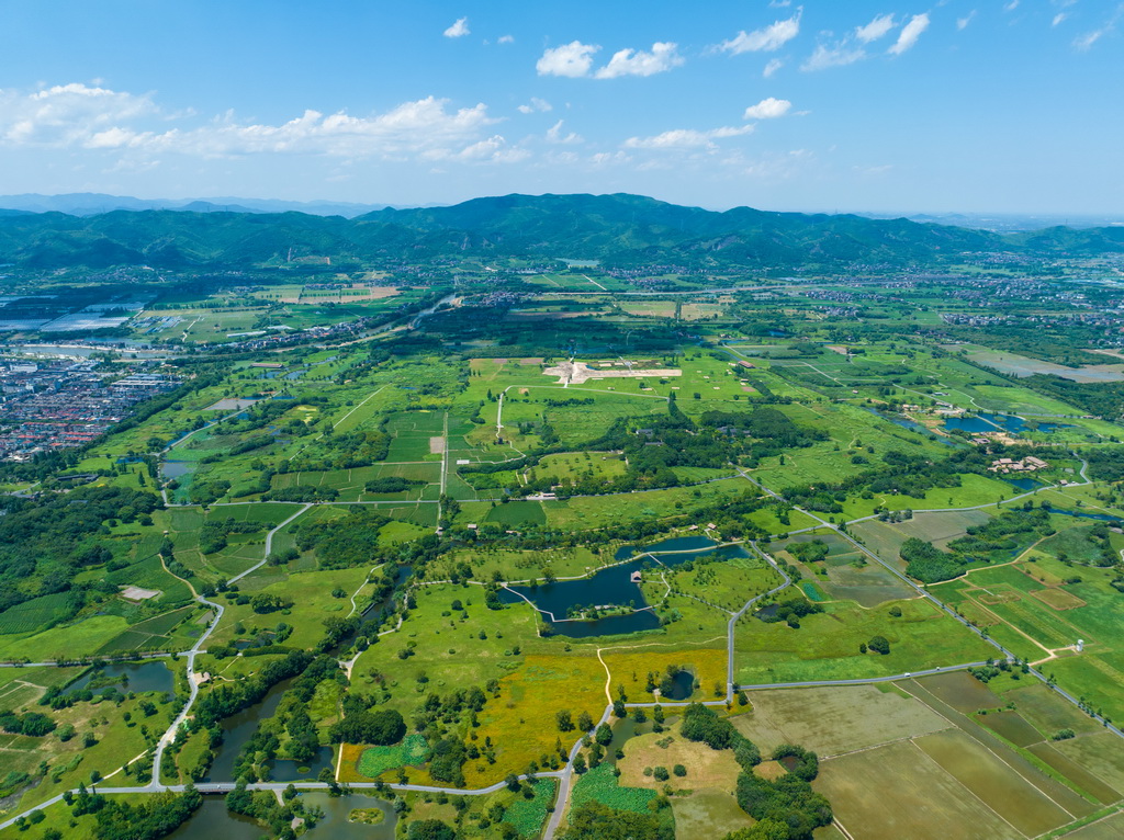 2024年7月4日拍攝的杭州良渚古城遺址公園全景（無(wú)人機(jī)照片）。新華社記者 江漢 攝