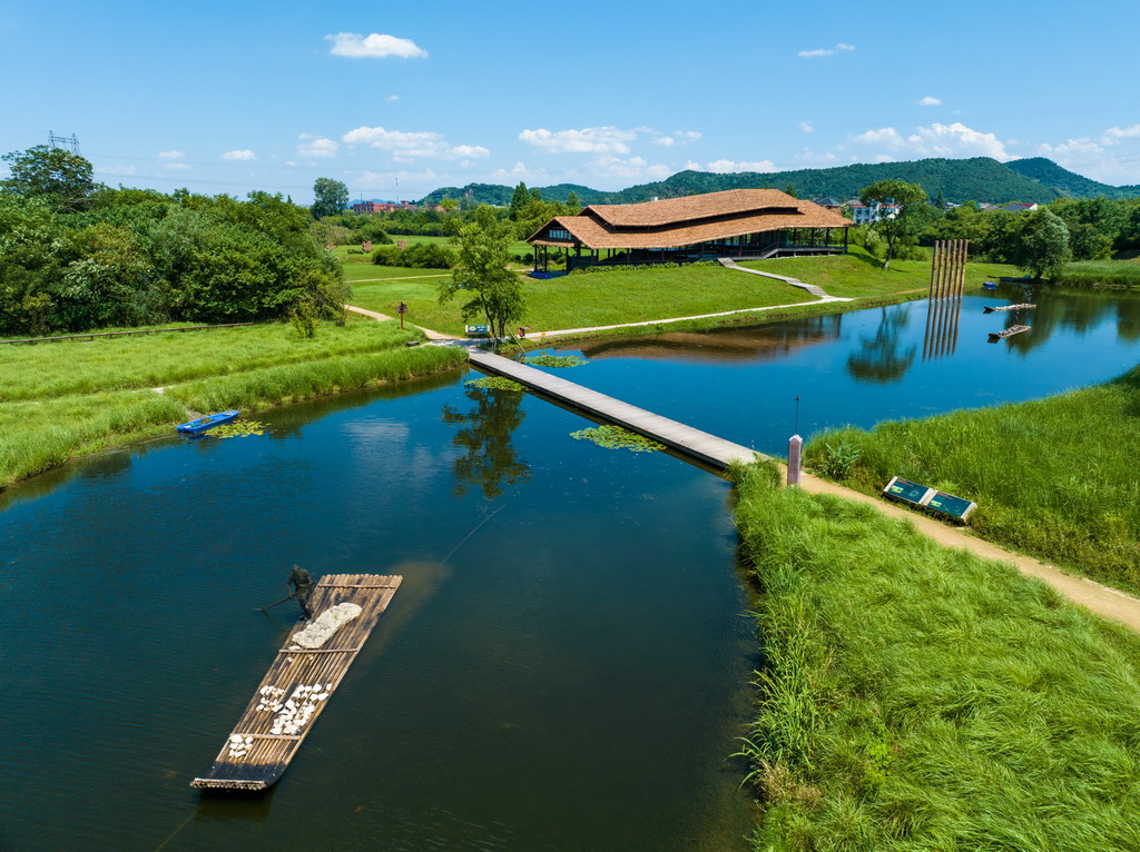 2024年7月4日拍攝的杭州良渚古城遺址公園南城墻遺址展示點(diǎn)（無(wú)人機(jī)照片）。新華社記者 江漢 攝