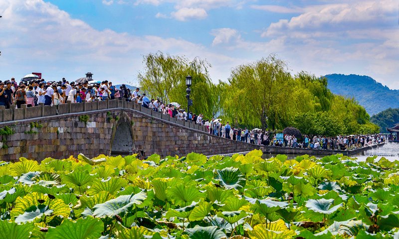 2024年10月4日，杭州西湖景區(qū)迎來國慶假期旅游高峰。