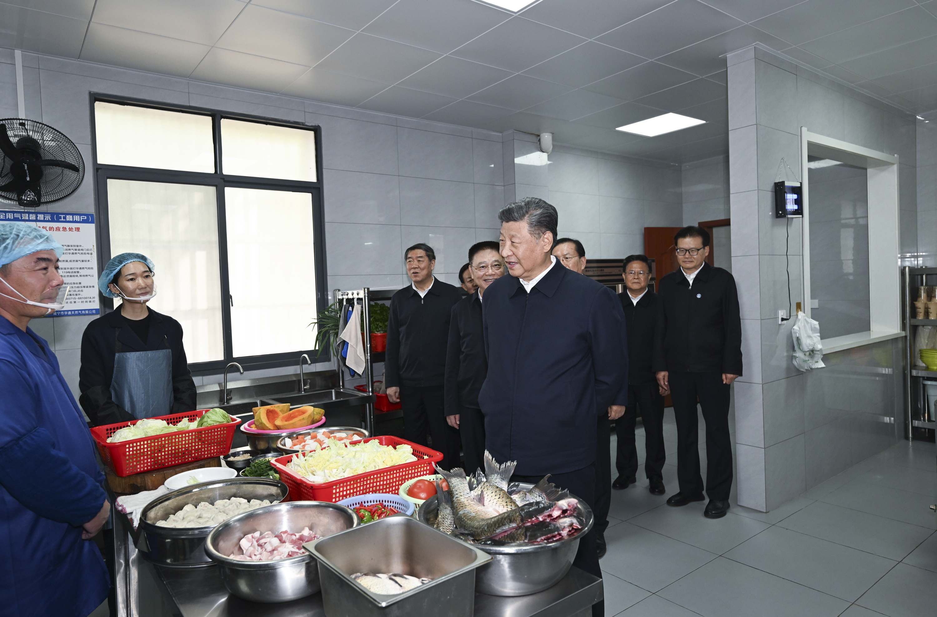 2024年11月5日，習(xí)近平總書記在湖北省咸寧市嘉魚縣潘家灣鎮(zhèn)四邑村考察。