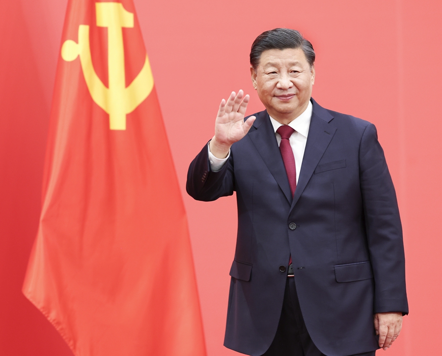 2022年10月23日，習(xí)近平在北京人民大會堂同采訪中共二十大的中外記者親切見面。