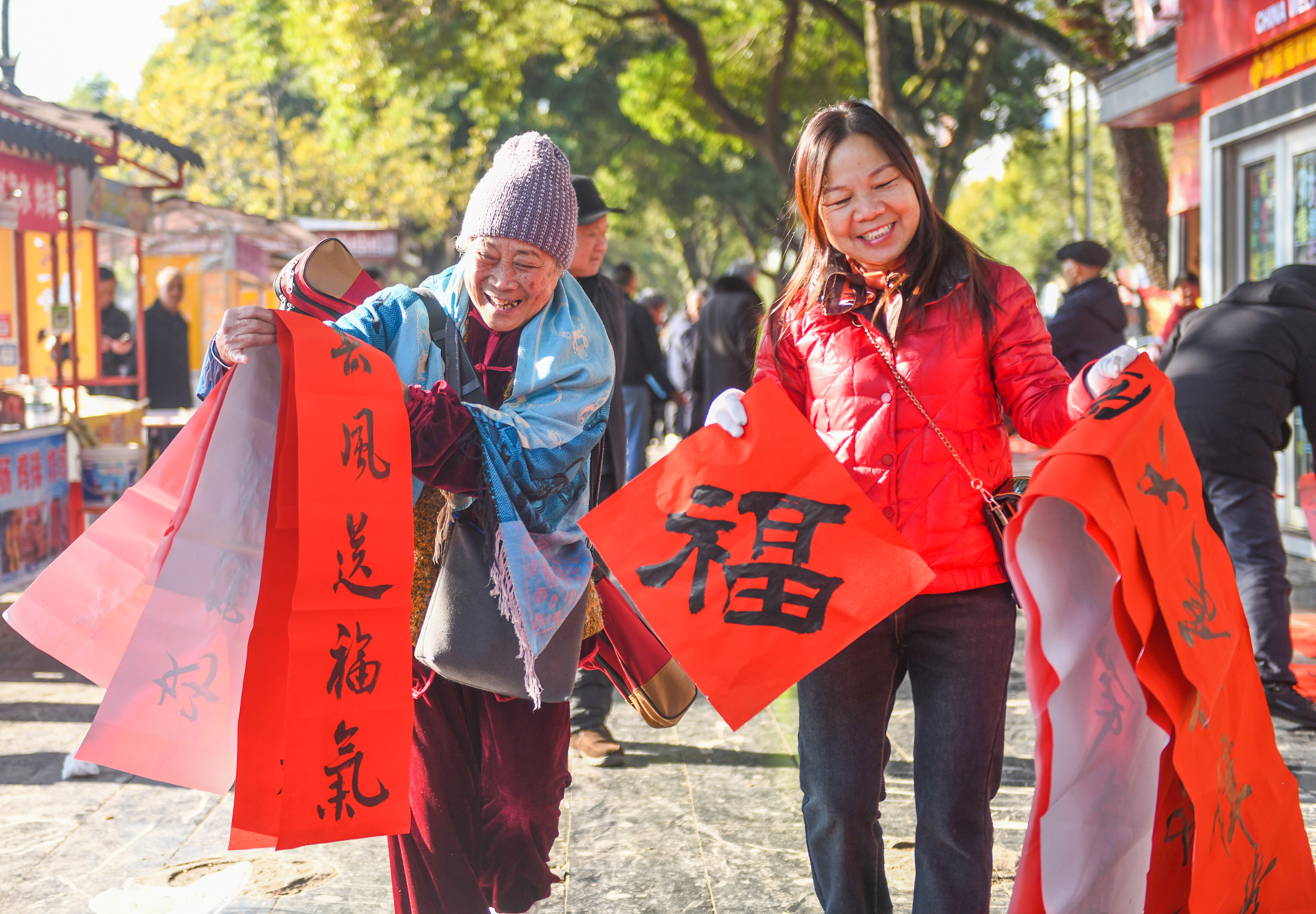 2025年1月13日，在湖南省永州市道縣西洲公園義工崗亭，市民們領(lǐng)到了書法志愿者為大家書寫的春聯(lián)。